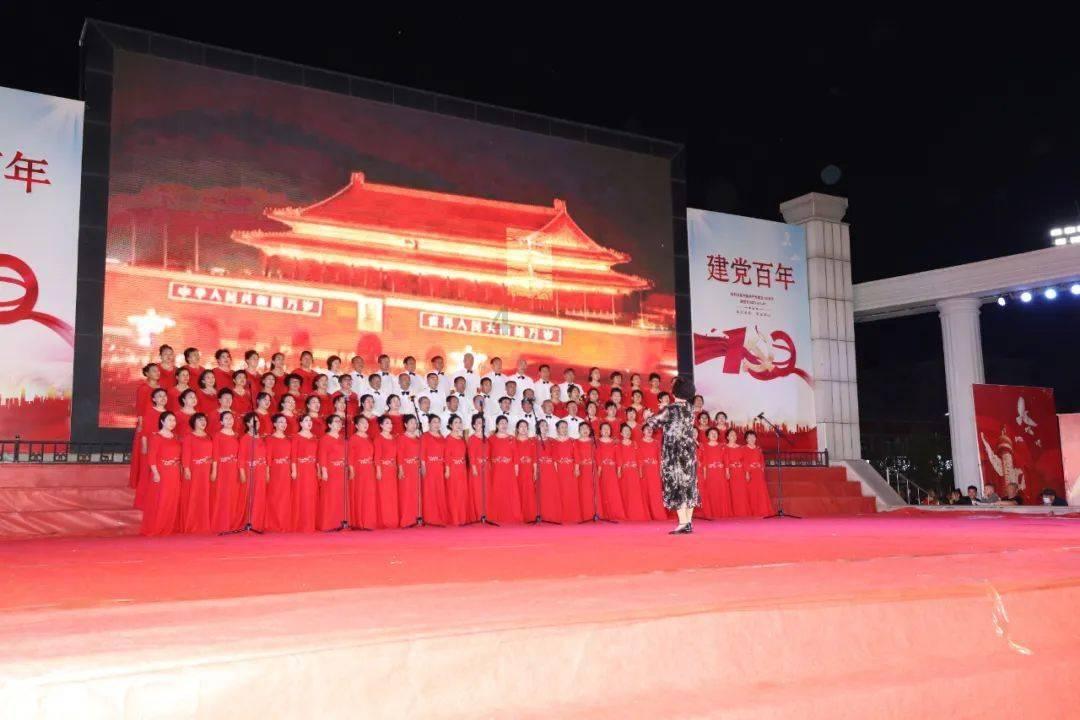 母亲重男轻女，逼我打工供弟弟上学，3年后弟弟去世，我怒砸灵堂
